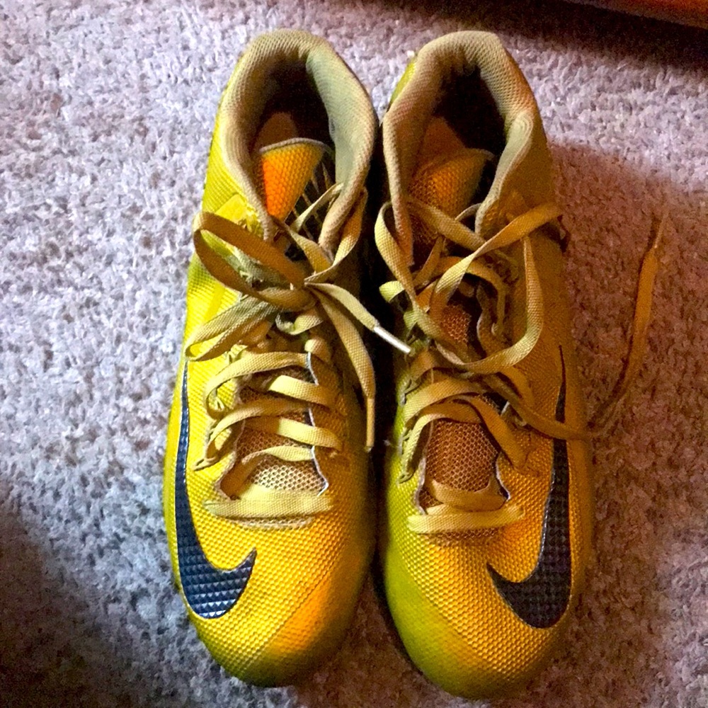 Selling a pair of football shoes, Nike 13.5
